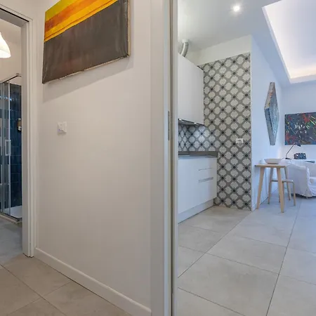 Апартаменты Guesthost - Charm - 200m From Station Болонья