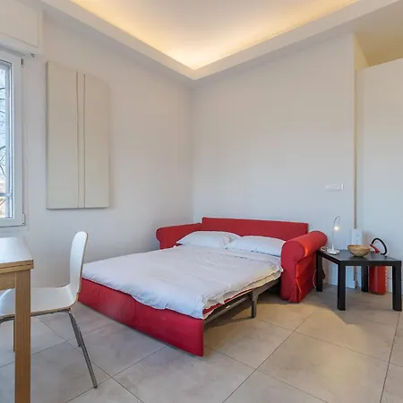 Guesthost - Charm - 200m From Station Апартаменты Болонья
