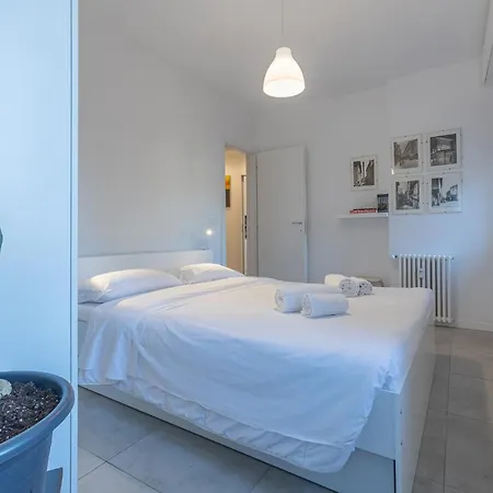 Guesthost - Charm - 200m From Station