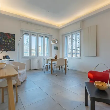 Guesthost - Charm - 200m From Station Apartment