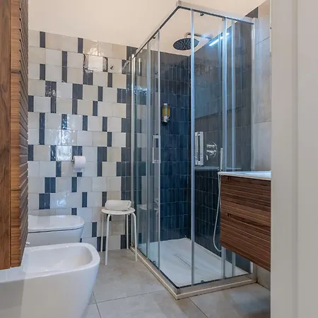 Guesthost - Charm - 200m From Station