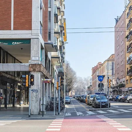 Guesthost - Charm - 200m From Station Apartment