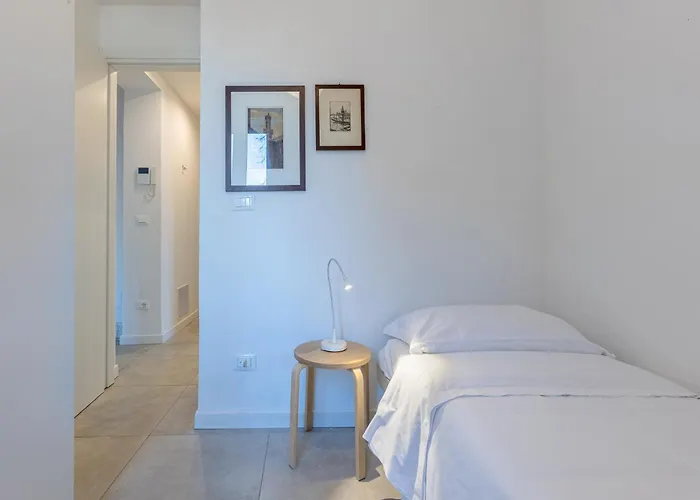 Guesthost - Charm - 200m From Station شقة